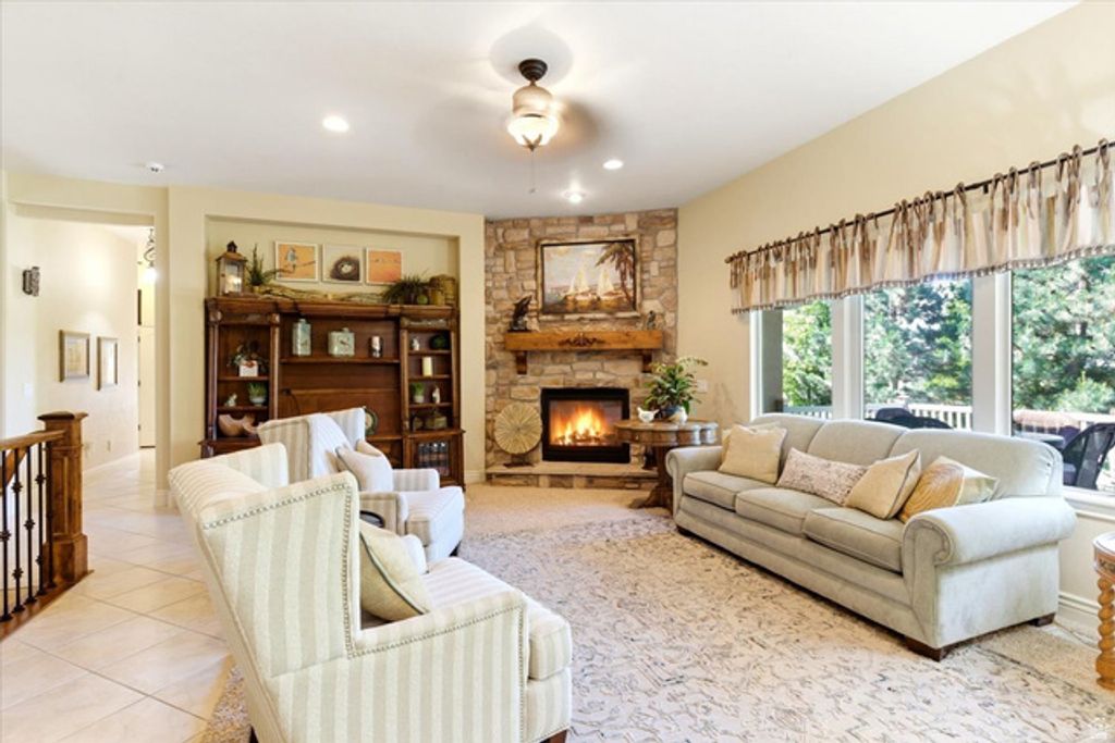 Image 8 of property listing at 513 N PEACEFIELD DR, Layton, UT 84040