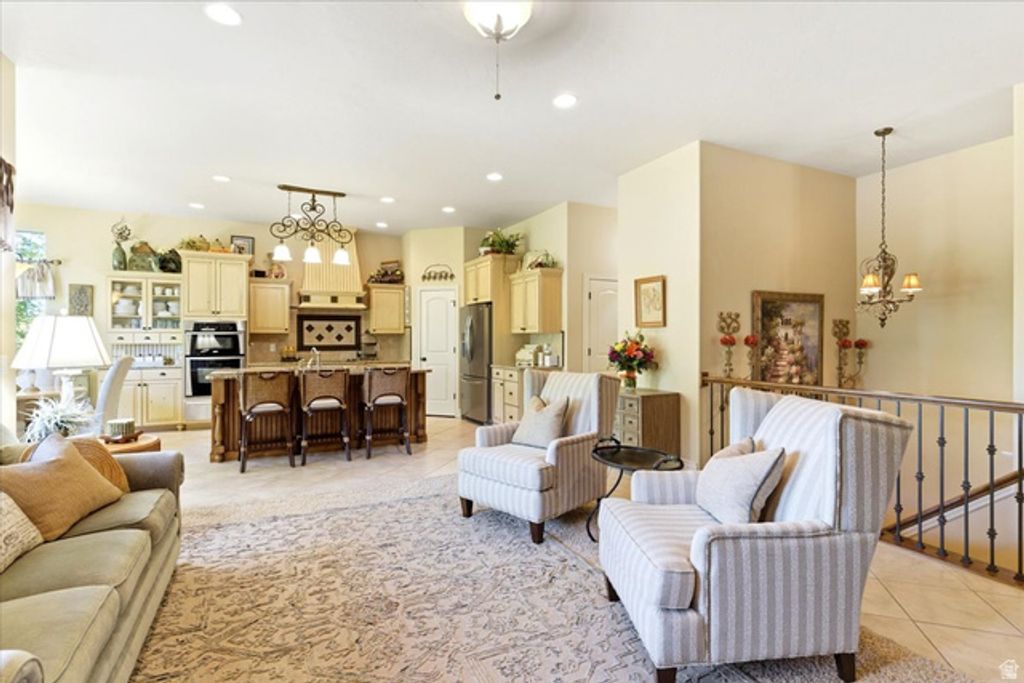Image 9 of property listing at 513 N PEACEFIELD DR, Layton, UT 84040