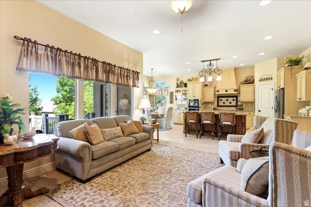 Image 10 of property listing at 513 N PEACEFIELD DR, Layton, UT 84040