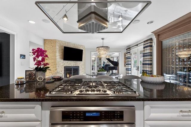 221 W 53rd Terrace, Kansas City, MO 64112