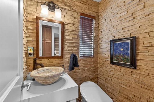 221 W 53rd Terrace, Kansas City, MO 64112