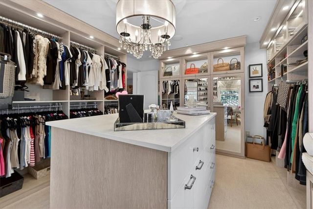 221 W 53rd Terrace, Kansas City, MO 64112