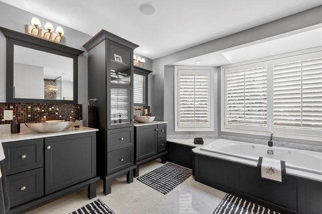 221 W 53rd Terrace, Kansas City, MO 64112