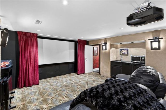 221 W 53rd Terrace, Kansas City, MO 64112