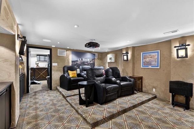 221 W 53rd Terrace, Kansas City, MO 64112