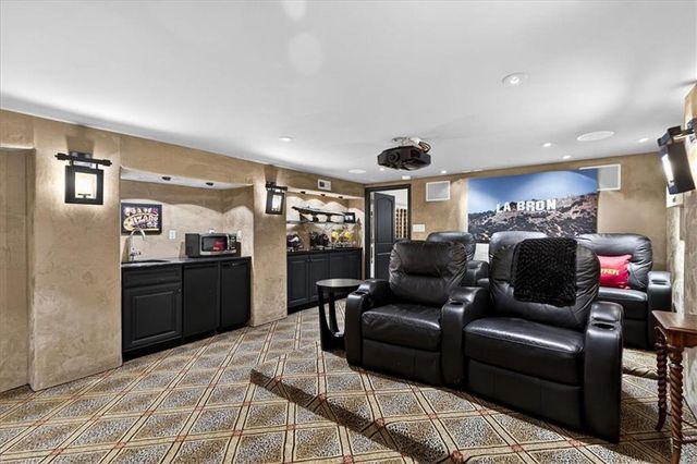 221 W 53rd Terrace, Kansas City, MO 64112