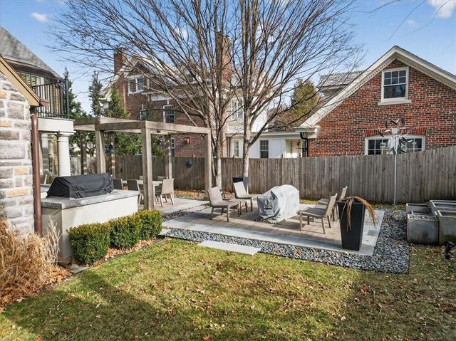 221 W 53rd Terrace, Kansas City, MO 64112