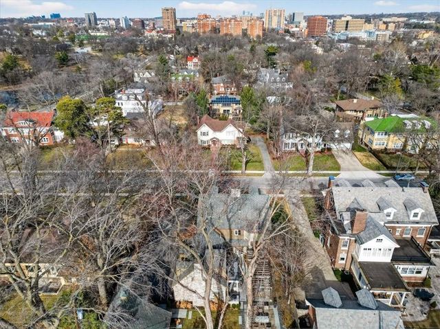 221 W 53rd Terrace, Kansas City, MO 64112