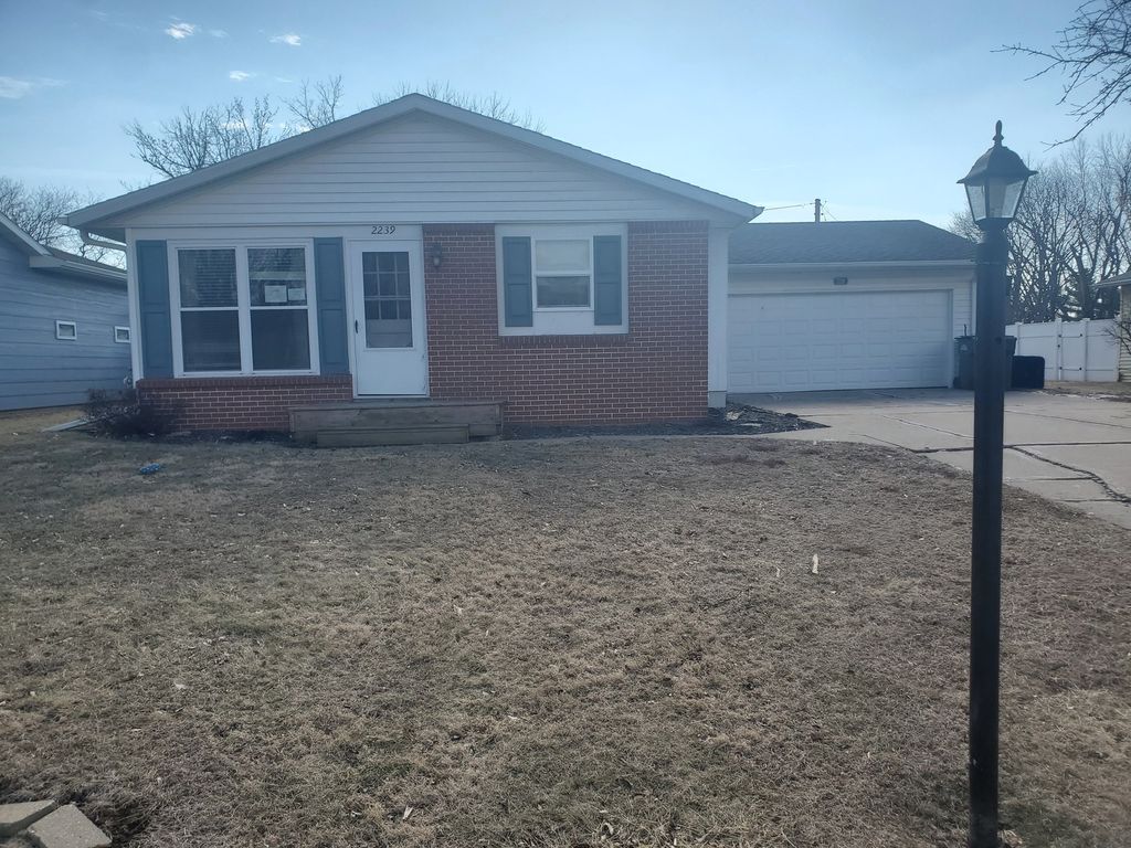 2239 13th Avenue S, Clinton, IA 52372