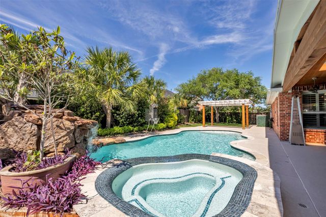 1723 Pampas Trail Drive, Friendswood, TX 77546