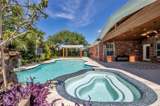 1723 Pampas Trail Drive, Friendswood, TX 77546