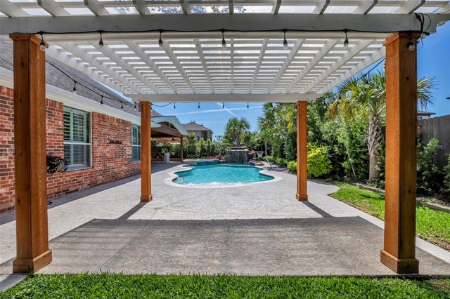 1723 Pampas Trail Drive, Friendswood, TX 77546