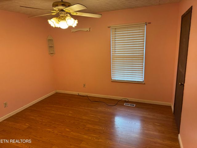 372 Walnut Valley Rd, Clinton, TN 37716