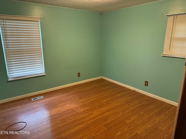 372 Walnut Valley Rd, Clinton, TN 37716