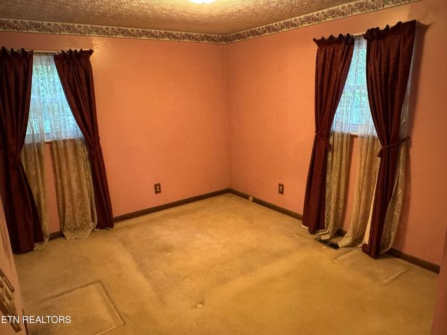 372 Walnut Valley Rd, Clinton, TN 37716