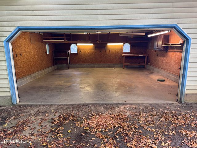 372 Walnut Valley Rd, Clinton, TN 37716