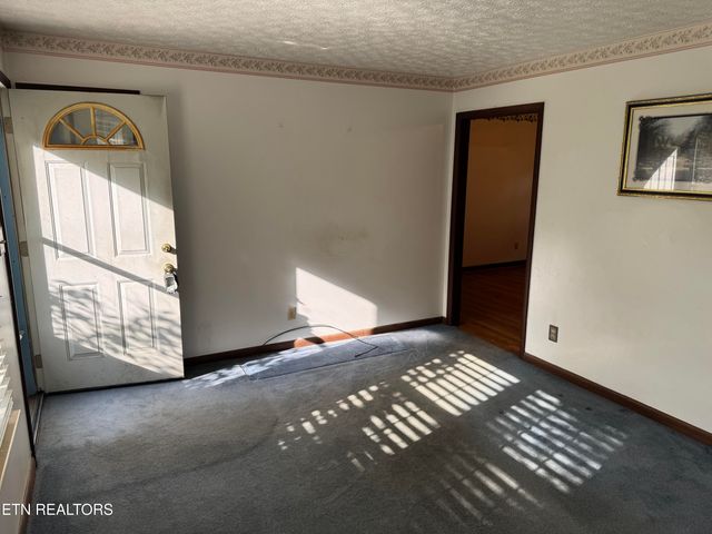 372 Walnut Valley Rd, Clinton, TN 37716