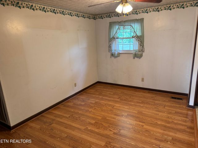372 Walnut Valley Rd, Clinton, TN 37716