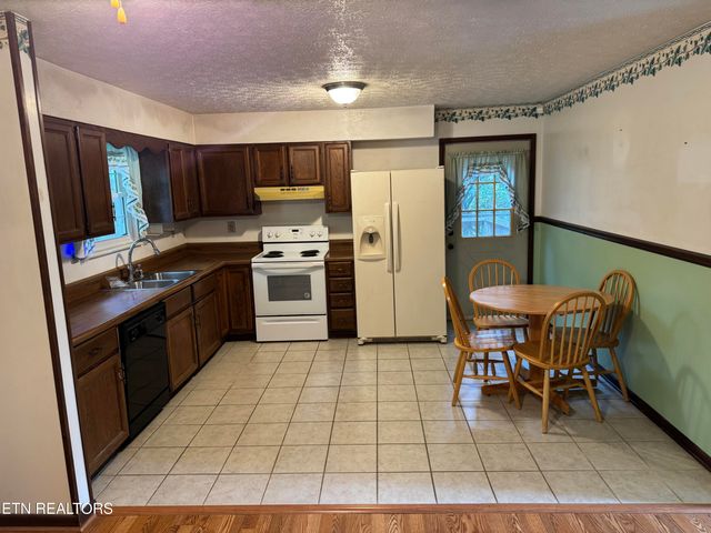 372 Walnut Valley Rd, Clinton, TN 37716