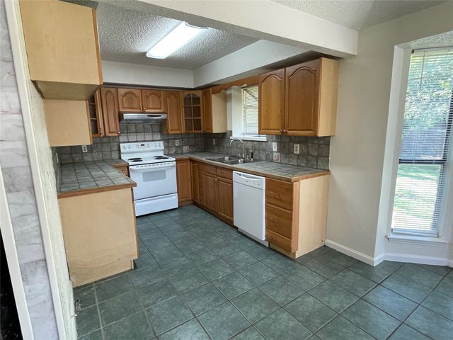 971 N Brookside Drive, Cedar Hill, TX 75104