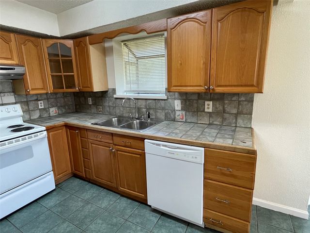 971 N Brookside Drive, Cedar Hill, TX 75104