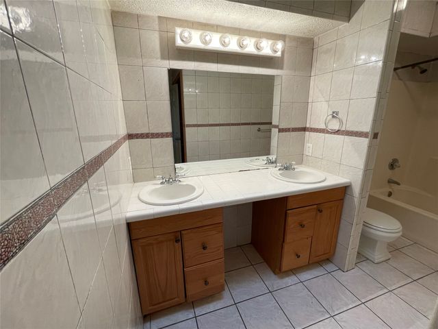 971 N Brookside Drive, Cedar Hill, TX 75104