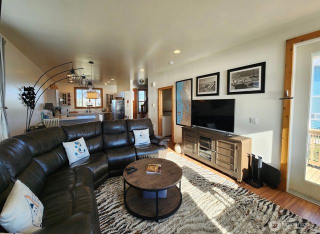 289 Marine View Drive SE, Ocean Shores, WA 98569