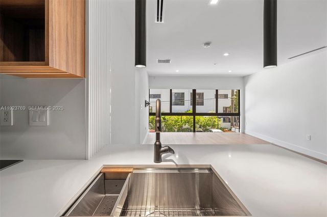 200 Sunrise Dr 200C, Key Biscayne, FL 33149