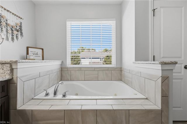 2209 Beeblossom LN, Chesapeake, VA 23323