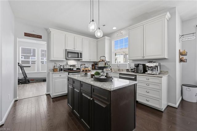 2209 Beeblossom LN, Chesapeake, VA 23323