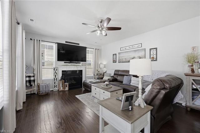2209 Beeblossom LN, Chesapeake, VA 23323