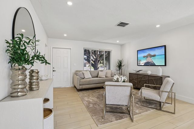 1040 N 74th Way, Hollywood, FL 33024