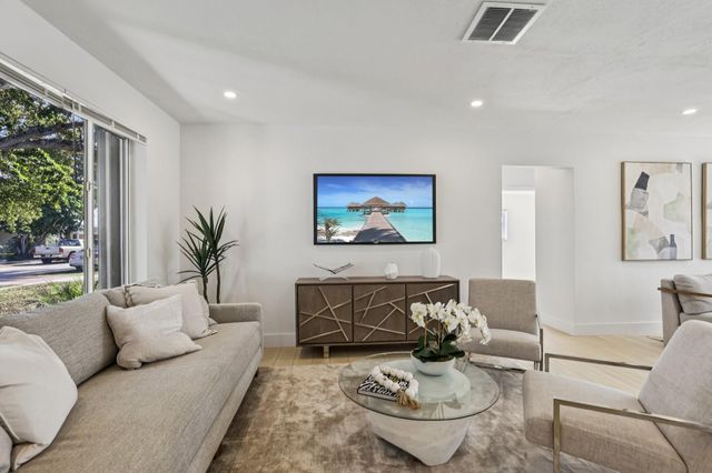 1040 N 74th Way, Hollywood, FL 33024