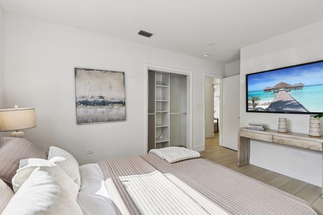 1040 N 74th Way, Hollywood, FL 33024