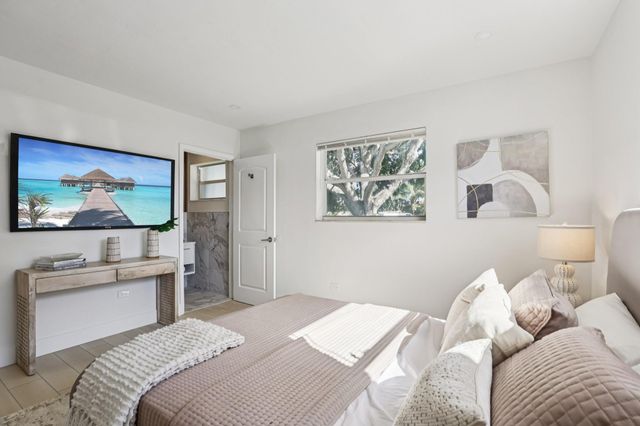 1040 N 74th Way, Hollywood, FL 33024