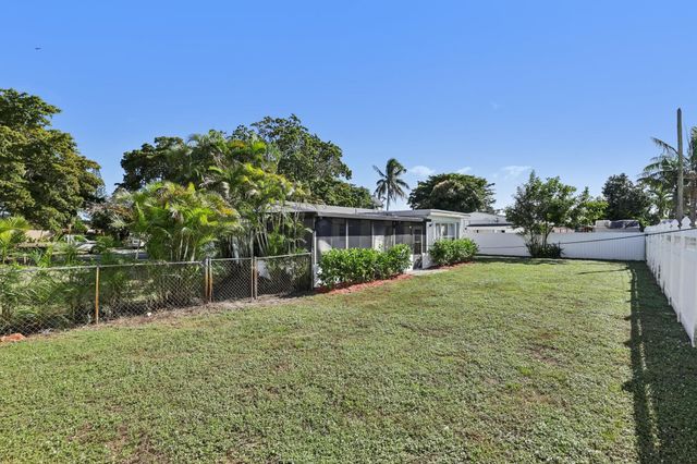 1040 N 74th Way, Hollywood, FL 33024