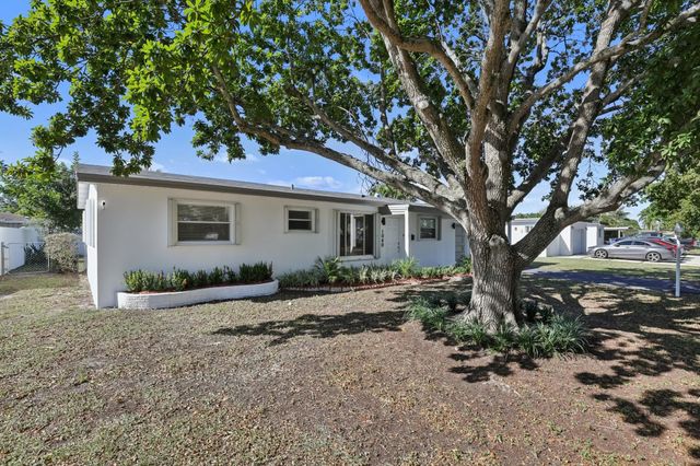 1040 N 74th Way, Hollywood, FL 33024