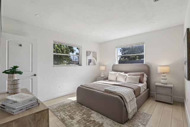 1040 N 74th Way, Hollywood, FL 33024