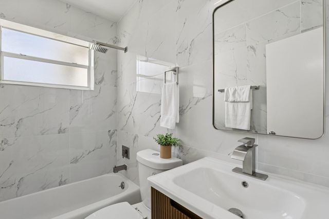 1040 N 74th Way, Hollywood, FL 33024