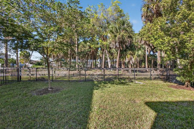 6607 Pointe Of Woods Drive, West Palm Beach, FL 33415