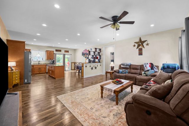 381 Tummins Rd, Mc Ewen, TN 37101