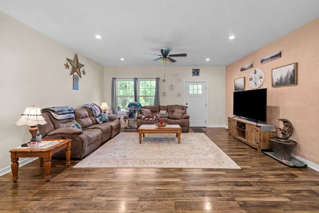 381 Tummins Rd, Mc Ewen, TN 37101