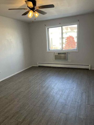 208 Shorewood Drive 3-2C, Glendale Heights, IL 60139