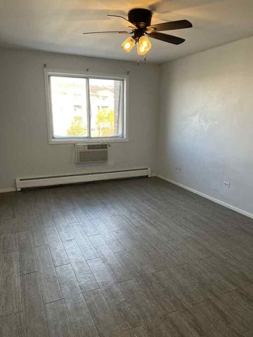 208 Shorewood Drive 3-2C, Glendale Heights, IL 60139