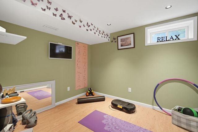 73 Meadowbrook Rd, Springfield, MA 01128