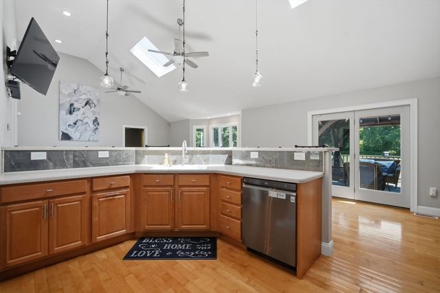 73 Meadowbrook Rd, Springfield, MA 01128