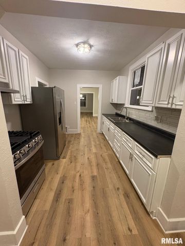 1728 S SPRING Street, Springfield, IL 62704