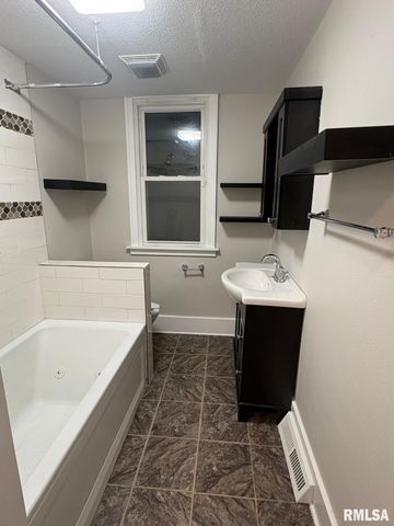 1728 S SPRING Street, Springfield, IL 62704