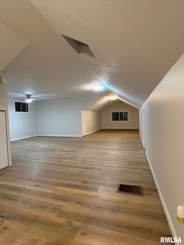 1728 S SPRING Street, Springfield, IL 62704