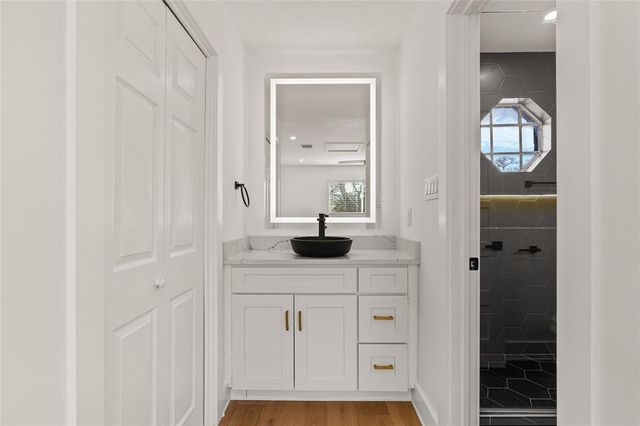 2706 Wheless LN 402, Austin, TX 78723